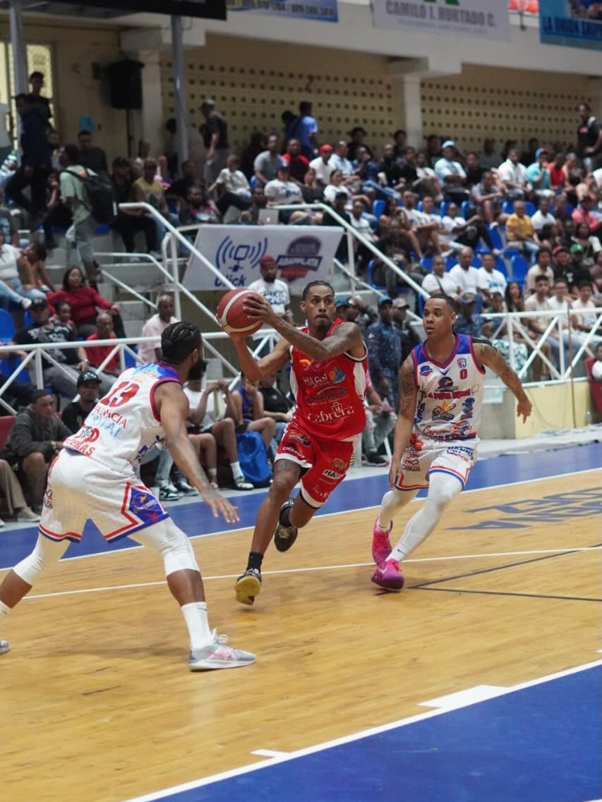 Cotorras del Gustavo y Sosúa Sharks en la final basket de PP