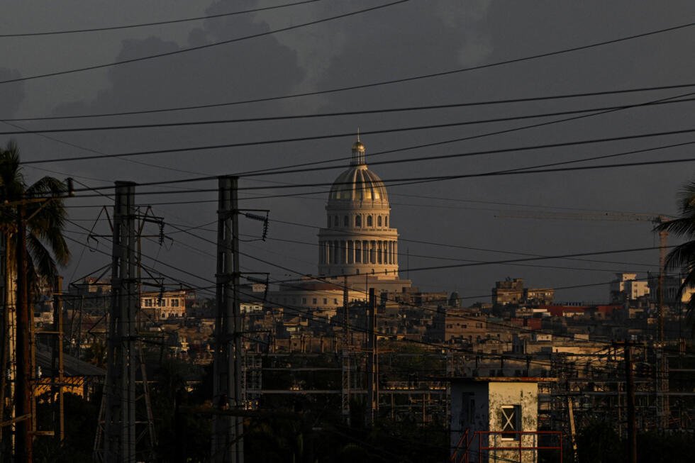 El Capitolio Nacional de Cuba se alza en medio del horizonte de la ciudad mientras Cuba restableció su red eléctrica nacional después de que el país estuvo prácticamente sin electricidad durante 16 horas en un apagón que los funcionarios del Ministerio de Energía vincularon con el bloqueo petrolero de Cuba impuesto por Estados Unidos, en La Habana, Cuba, el 5 de marzo de 2026.