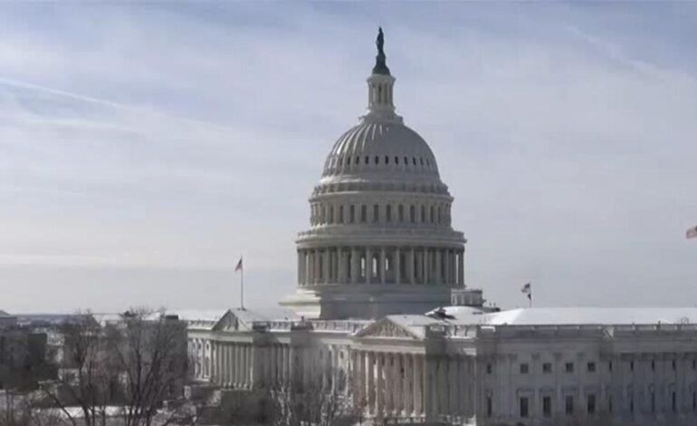 De los tiroteos de ICE a los contratos publicitarios: los escándalos que definieron la salida de Kristi Noem