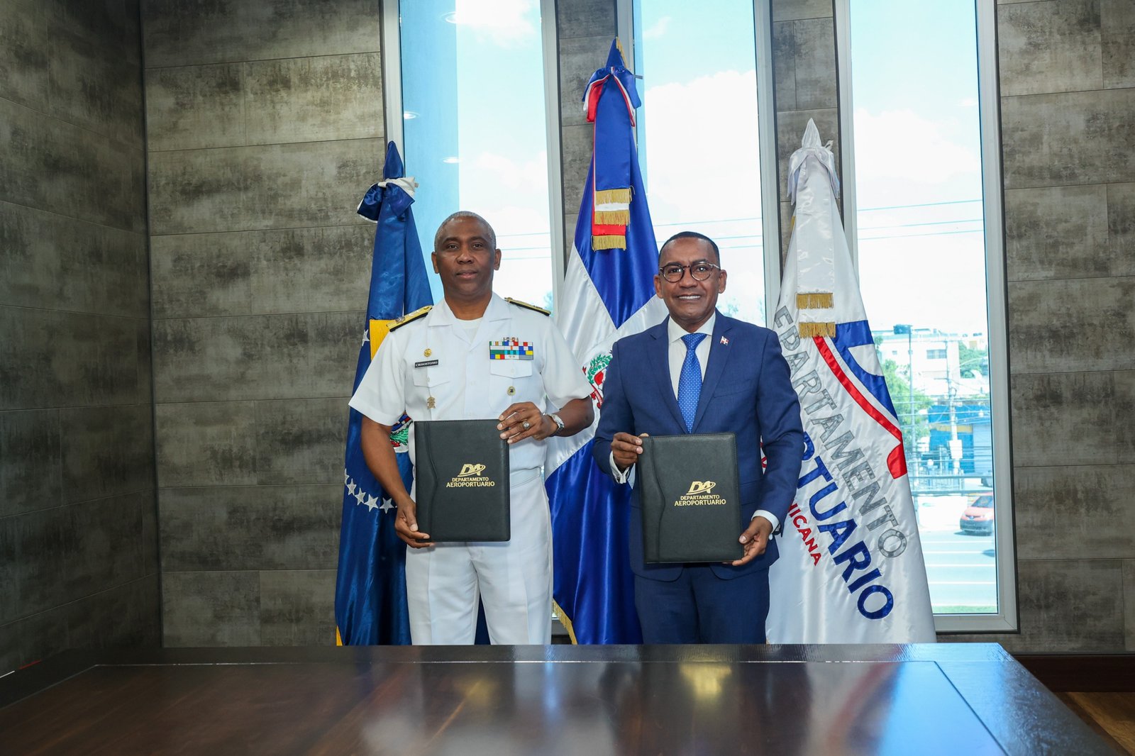 Departamento Aeroportuario y Armada acuerdan apoyo en situaciones de riesgo