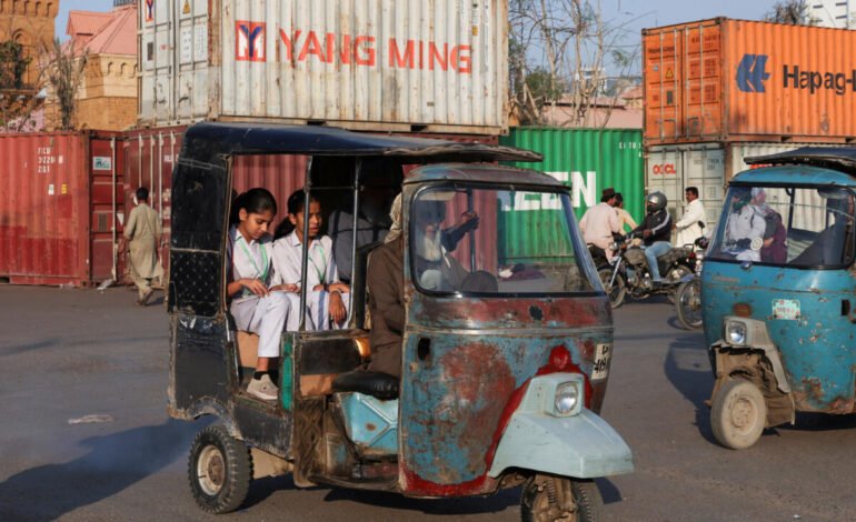 Desde cierre de escuelas, hasta alza de tiquetes: las medidas para afrontar la crisis petrolera