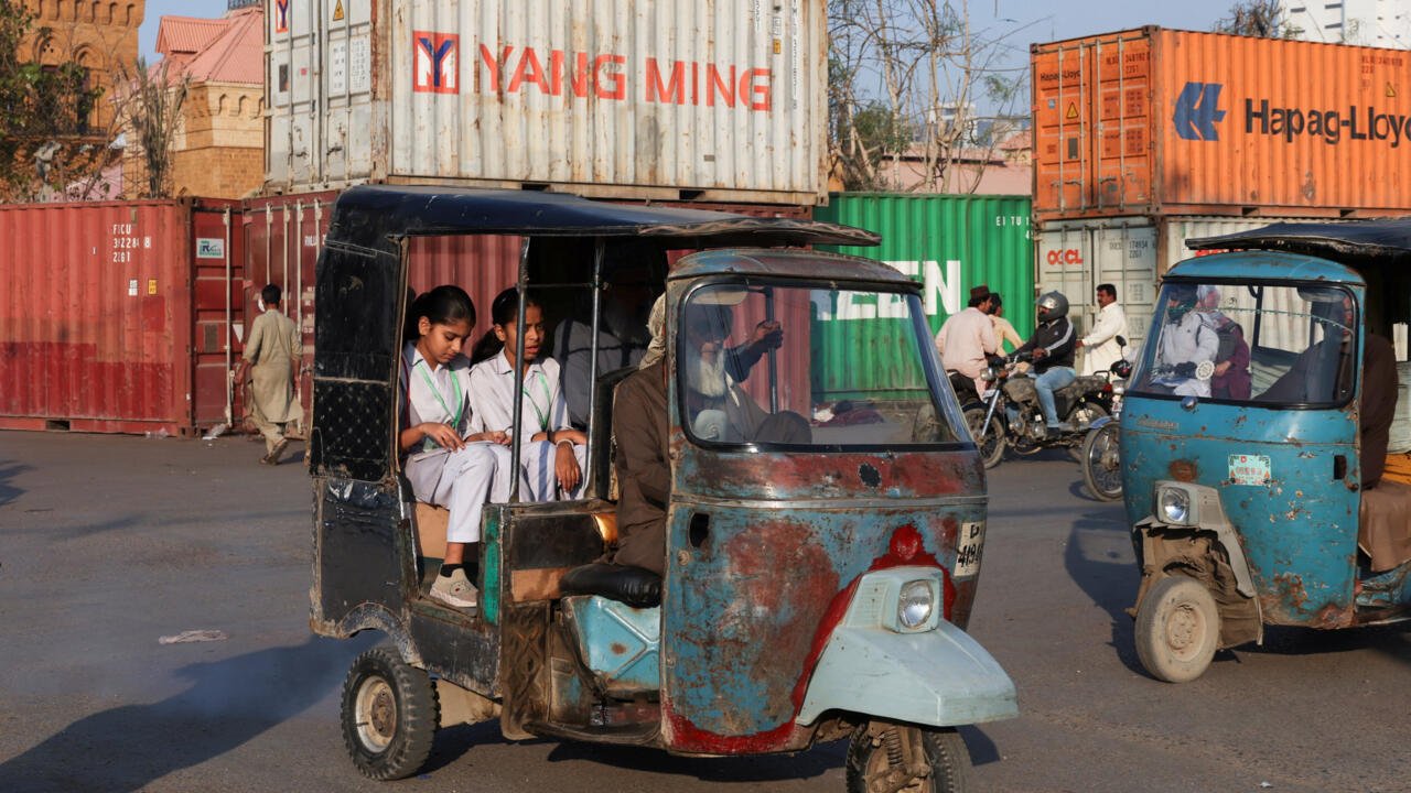 Desde cierre de escuelas, hasta alza de tiquetes: las medidas para afrontar la crisis petrolera