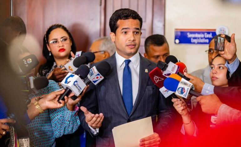 Dice 75 % de nuevos empleos provienen del sector público