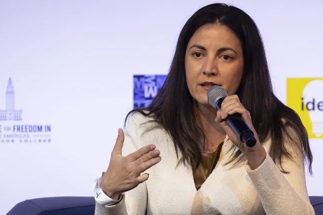 Dice no hacen falta los Castro ni cúpula para transición en Cuba