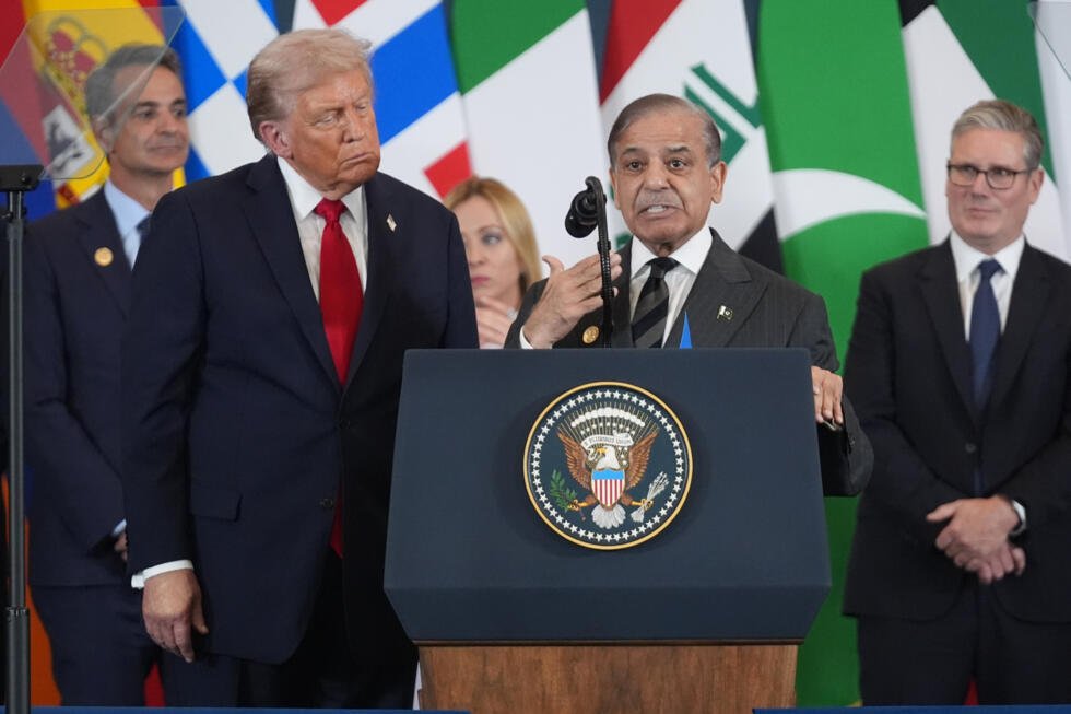 El presidente Donald Trump escucha al primer ministro de Pakistán, Shehbaz Sharif, mientras este pronuncia un discurso durante una cumbre destinada a apoyar el fin de la guerra entre Israel y Hamás en Gaza, que dura ya más de dos años, tras el acuerdo de alto el fuego alcanzado el lunes 13 de octubre de 2025 en Sharm El Sheikh, Egipto.