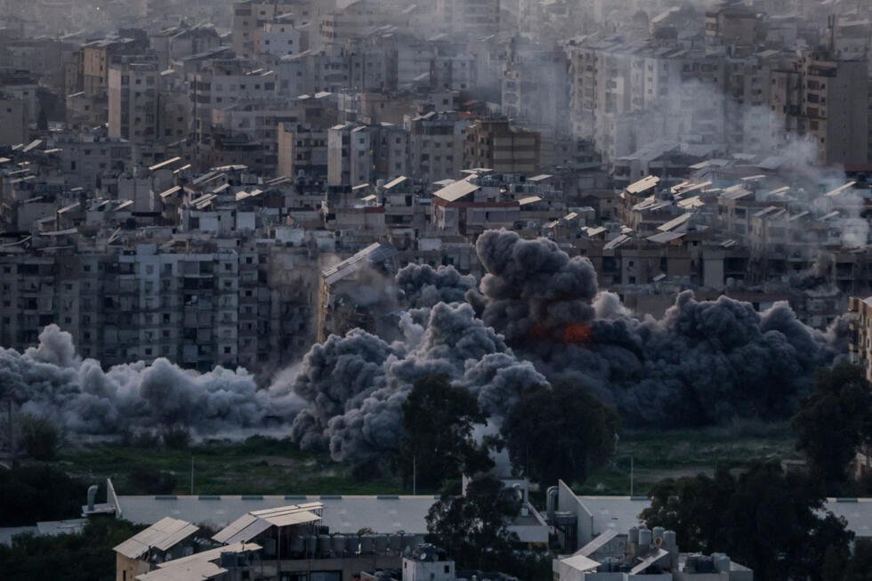 El humo se eleva en los suburbios de Beirut, en Líbano, tras ataques israelíes sobre la capital libanesa.