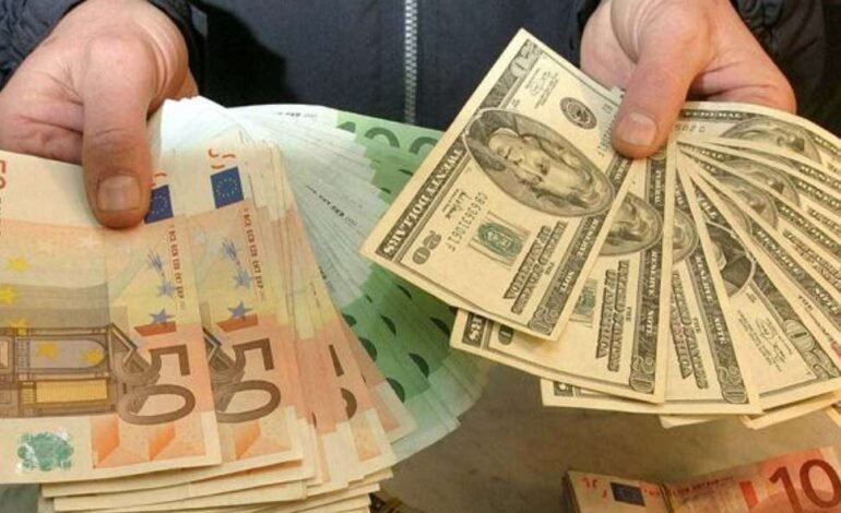 Dólar bajó 36 cts y euro subió $2.80; eran vendidos a $59.08 y $71.47