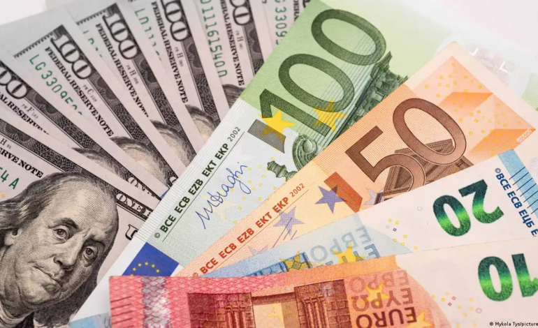 Dólar subió 8 cts y euro bajó 5; eran vendidos a $62.42 y $74.42
