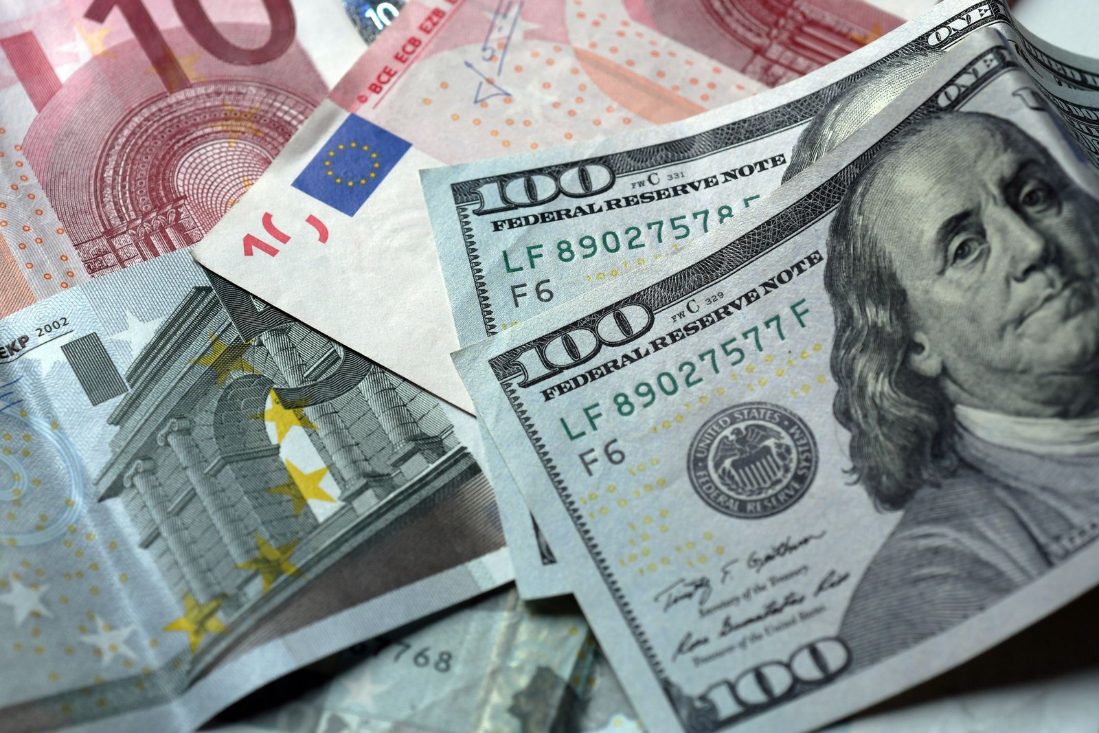Dólar y euro siguen subiendo; son vendidos a $60.85 y 72.18