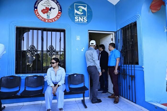 Dr. Julio Landrón supervisa labores de limpieza en Centro de Atención Primaria La Yagua en Gaspar Hernández