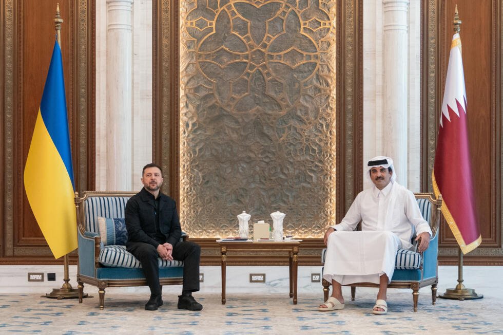 El emir de Qatar, el jeque Tamim bin Hamad Al Thani, se reúne con el presidente de Ucrania, Volodímir Zelenski, en Doha, Catar, el 28 de marzo de 2026.