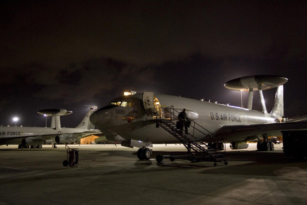 Imagen de archivo que muestra a un miembro de la tripulación descendiendo de un avión de vigilancia de la Fuerza Aérea de EE. UU. tras una misión antidrogas en Curazao, el 14 de diciembre de 2008. El avión es un E-3 Sentry AWACS, similar al que fue impactado en Arabia Saudita el 27 de marzo.