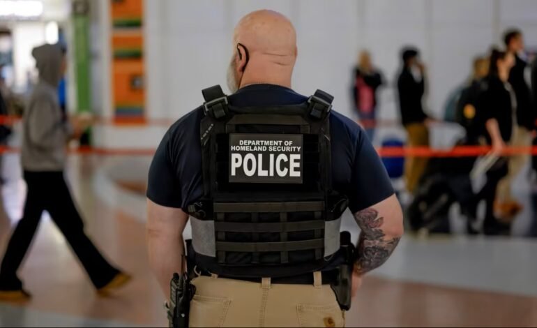 EEUU: Trump dice podría enviar agentes del ICE los aeropuertos