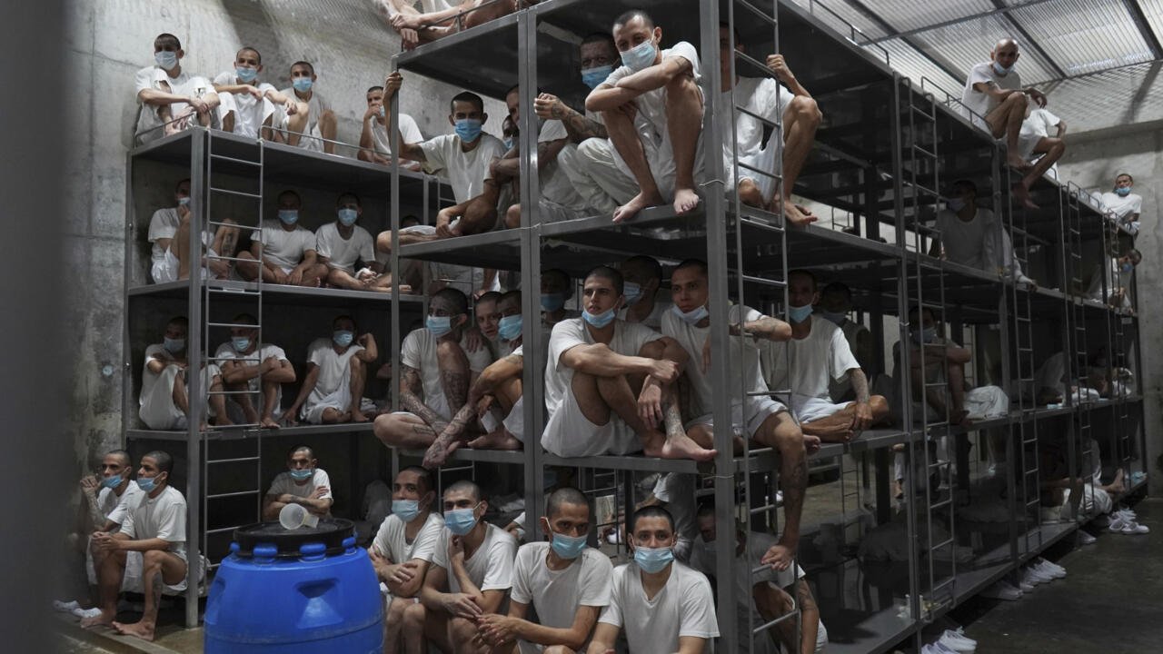 El Congreso salvadoreño aprueba reforma constitucional impulsada por Bukele que permite la cadena perpetua