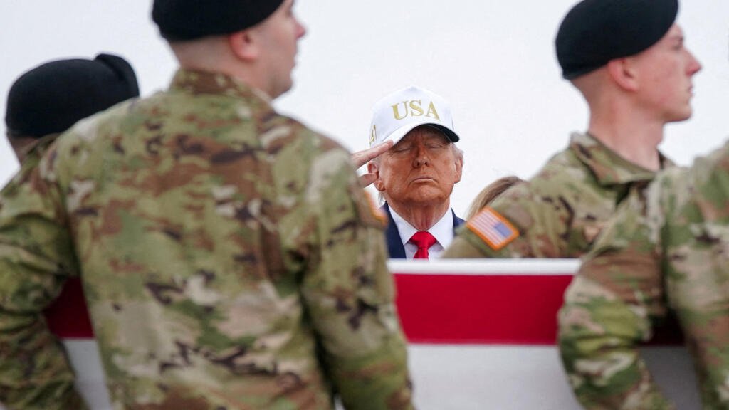 El presidente de Estados Unidos, Donald Trump, saluda a los militares que llevan una caja de transferencia durante un traslado digno de los restos de seis miembros del servicio del Ejército de Estados Unidos del 103.º Comando de Sostenimiento, que murieron en Kuwait, el mayor Jeffrey O'Brien, el capitán Cody Khork, el suboficial jefe 3 Robert Marzan, la sargento de primera clase Nicole Amor, el sargento de primera clase Noah Tietjens y el sargento Declan Coady, en medio del conflicto entre Estados Unidos e Israel con Irán, en la Base Aérea de Dover en Dover, Delaware, Estados Unidos, el 7 de marzo de 2026.