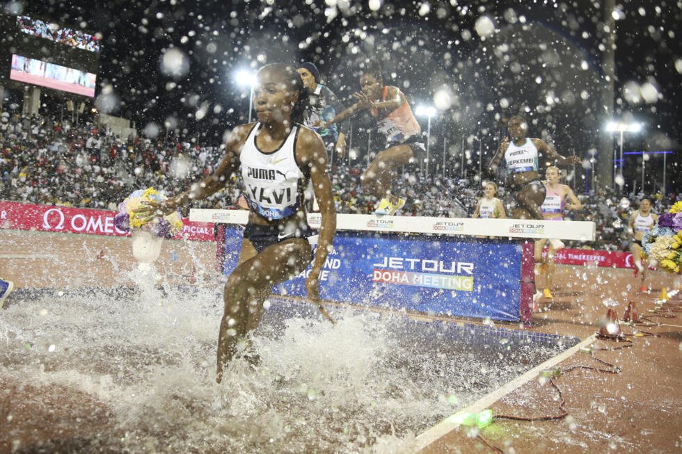 Winfred Yavi, de Baréin, compite durante los 3000 metros obstáculos femeninos en la válida de la Liga Diamante en Doha, el 16 de mayo de 2025. La edición de este año está en duda por el conflicto del Medio Oriente.
