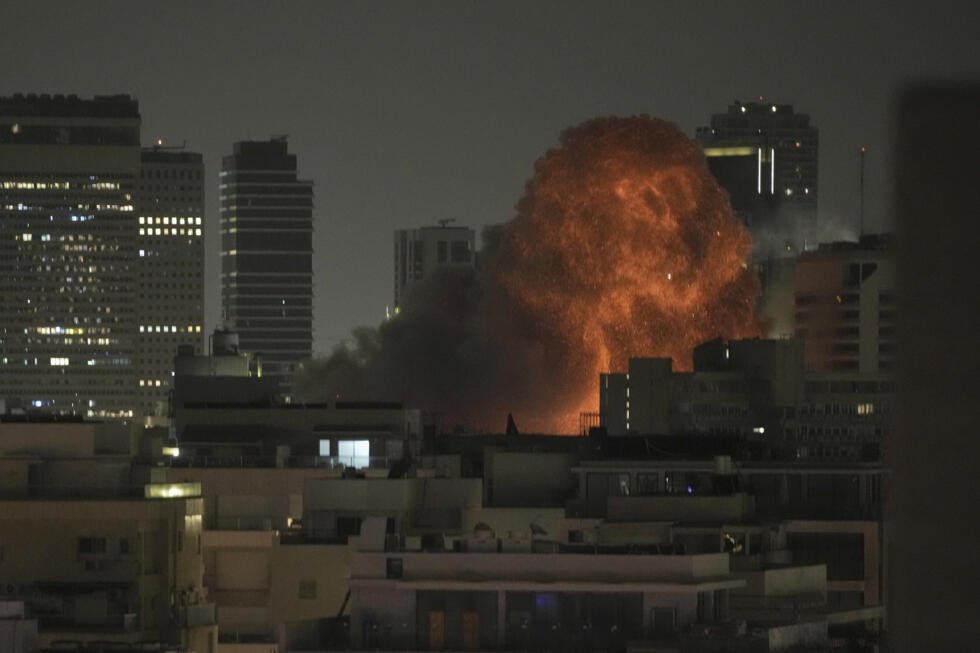 Une explosion à Tel Aviv après une frappe de missile iranien dimanche 15 juin.