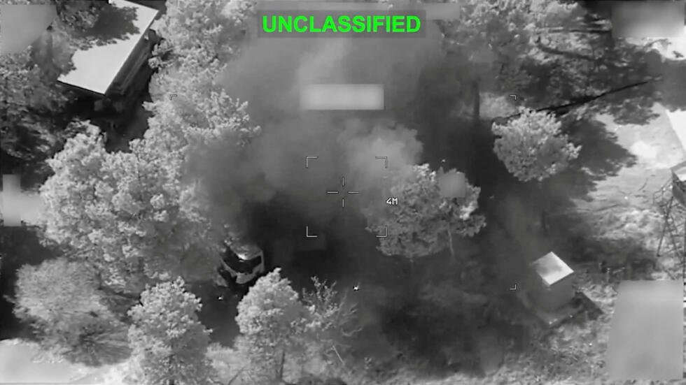 Se observa humo proveniente de lo que el Comando Central de Estados Unidos (CENTCOM) describe como un ataque de las fuerzas estadounidenses contra objetivos iraníes, en el contexto del conflicto entre Estados Unidos e Israel con Irán, en una ubicación desconocida, según esta captura de pantalla de un video distribuido el 17 de marzo de 2026.