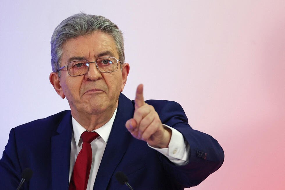 Jean-Luc Mélenchon, líder del partido francés de extrema izquierda La France Insoumise (LFI), gesticula mientras pronuncia un discurso durante un mitin de campaña en apoyo a la lista «Etre Bondy» para las próximas elecciones a la alcaldía de Bondy, cerca de París, Francia, el 4 de marzo de 2026.