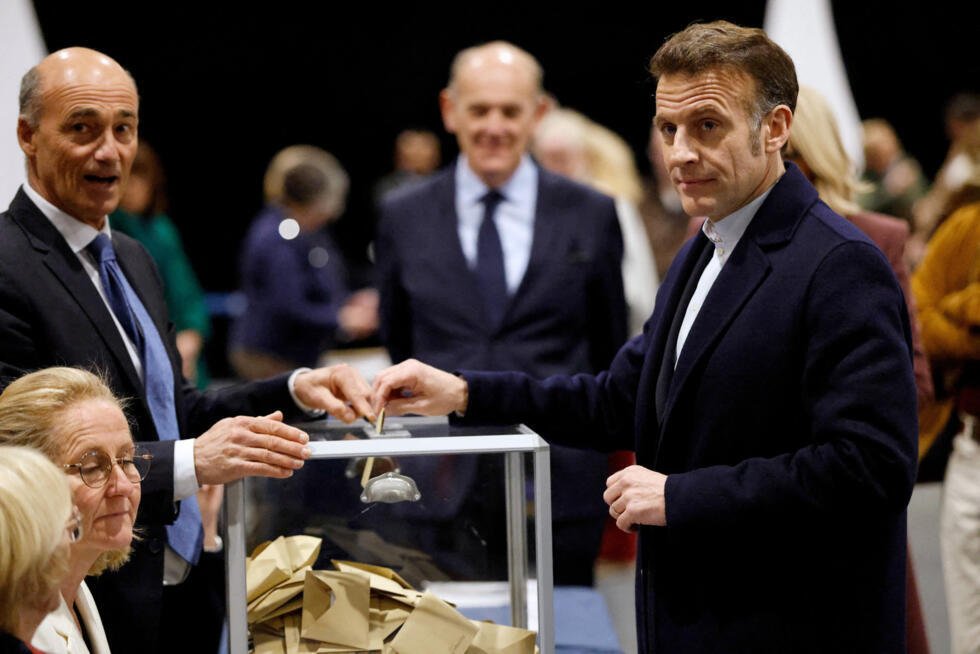El presidente francés, Emmanuel Macron, vota el domingo 15 de marzo de 2026, día de la primera vuelta de las elecciones municipales en Francia, en Le Touquet-Paris-Plage, Francia.