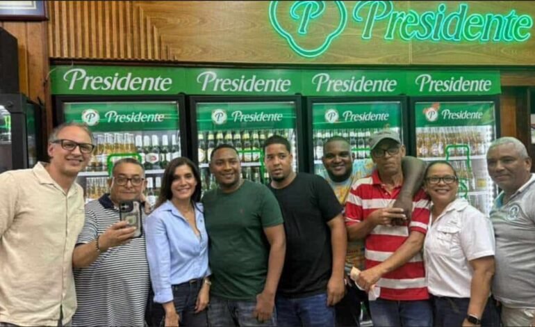 Embajadora de E.U. disfruta en colmado «viernes dominicano»