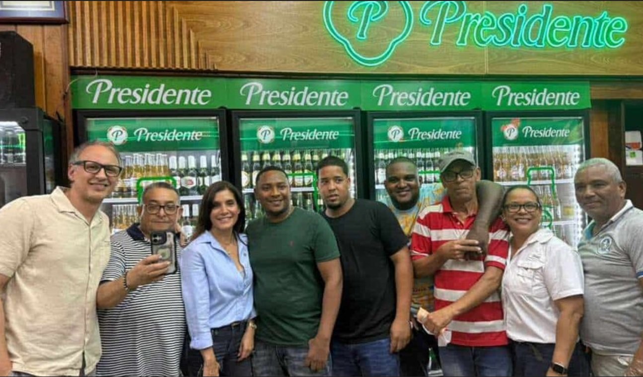 Embajadora de E.U. disfruta en colmado «viernes dominicano»