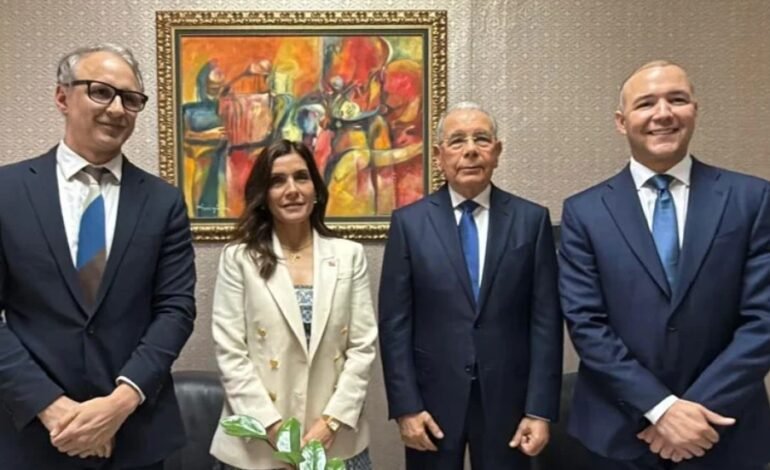 Embajadora de EE.UU. se reúne con expresidente Danilo Medina