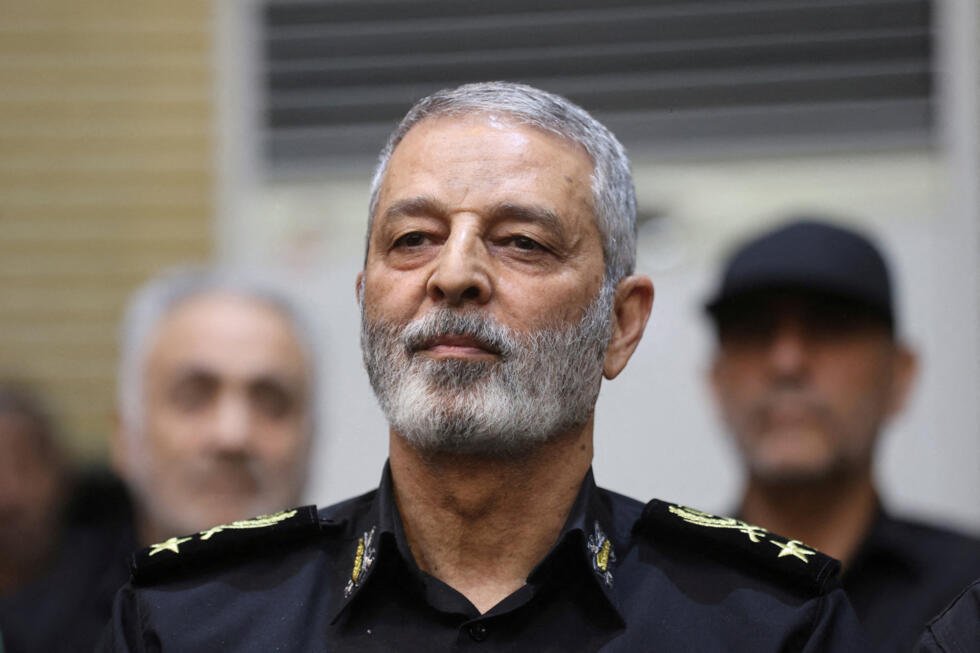 El Jefe del Estado Mayor de las Fuerzas Armadas de Irán, Abdolrahim Mousavi, asiste a una ceremonia de duelo por el difunto Comandante en Jefe del Cuerpo de la Guardia Revolucionaria Islámica (CGRI), el general Hossein Salami, quien murió en ataques israelíes, en Teherán, Irán, el 4 de julio de 2025.