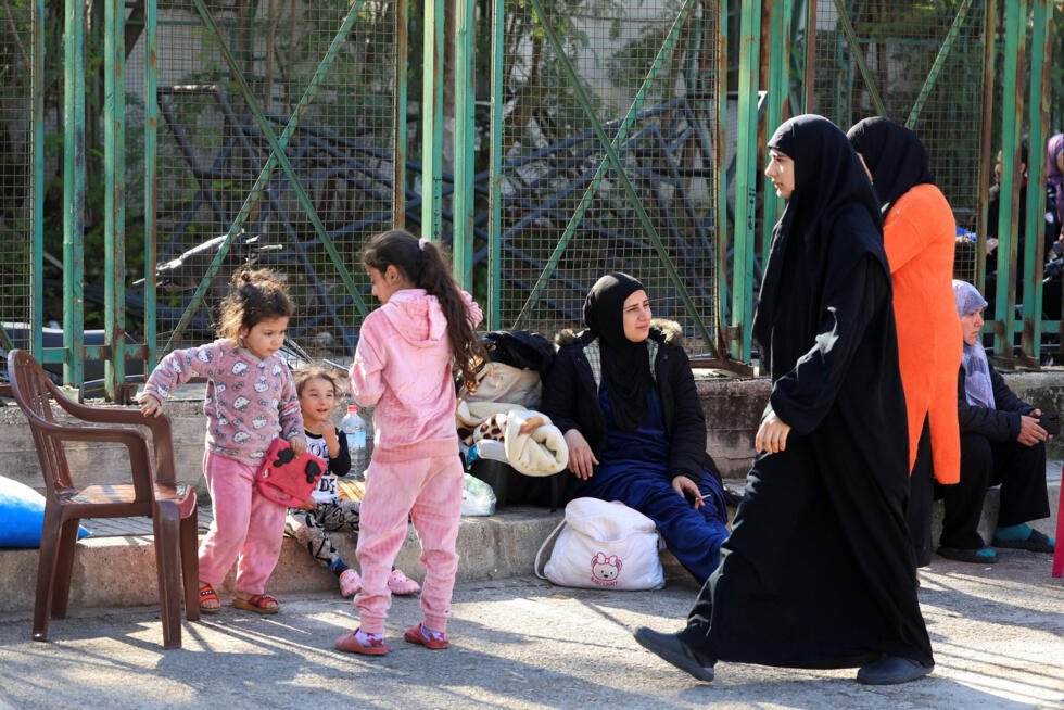 La gente camina en una escuela convertida en refugio para personas desplazadas de los suburbios del sur de Beirut y del sur del Líbano, tras una escalada entre Hezbolá e Israel en medio del conflicto entre Estados Unidos e Israel con Irán, en Beirut, Líbano, el 11 de marzo de 2026.