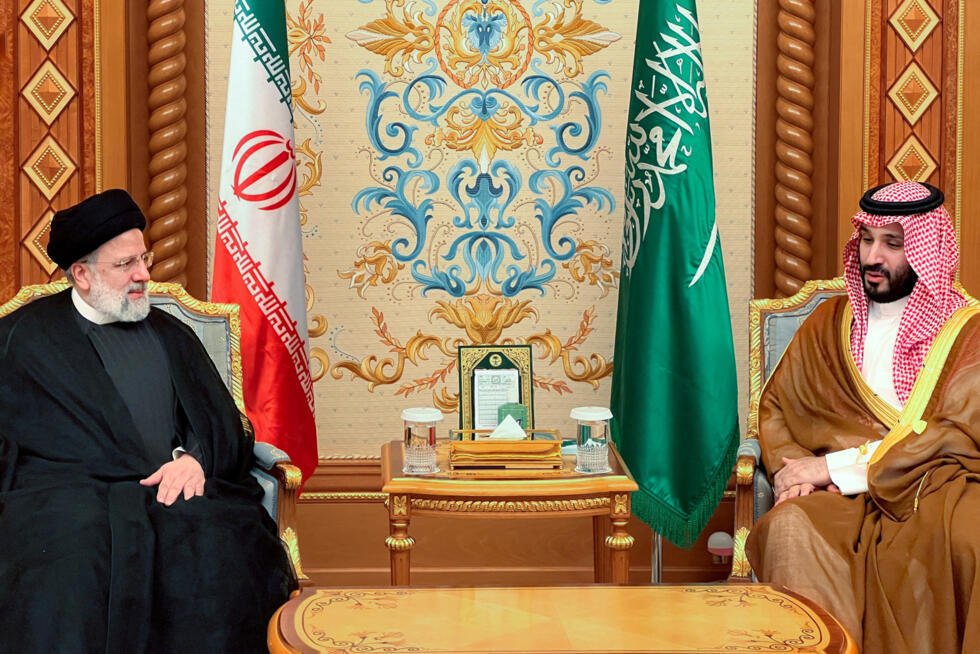 El presidente iraní, Ebrahim Raisi, se reúne con el príncipe heredero saudí, Mohammed bin Salman, en Riad, Arabia Saudita.