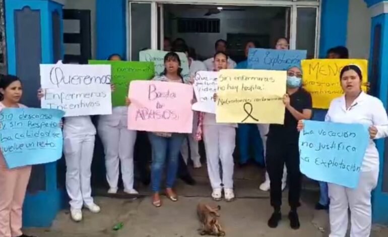 Enfermeras paralizan labores en 3 hospitales públicos Santiago