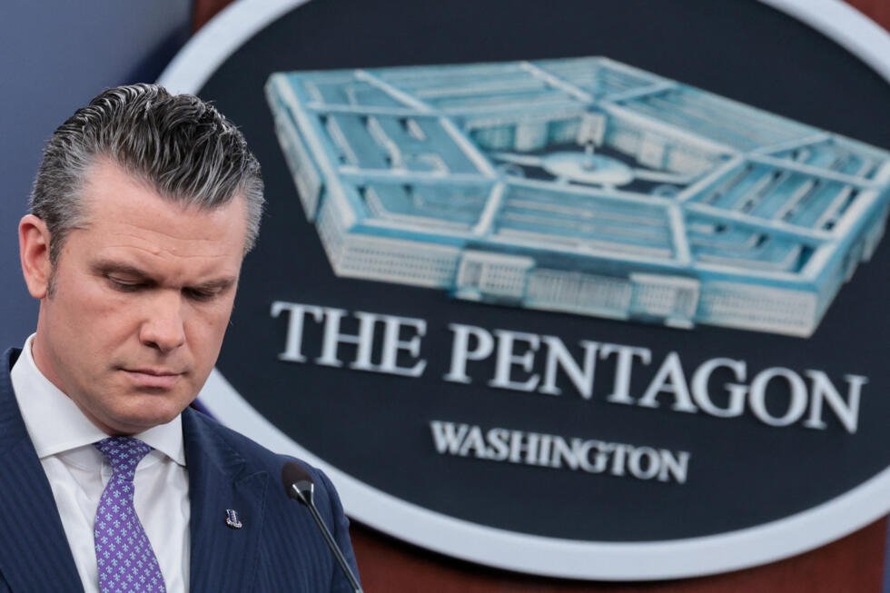 El secretario de Defensa de EE. UU., Pete Hegseth, asiste a una reunión informativa celebrada con el jefe del Estado Mayor Conjunto, el general Dan Caine (que no aparece en la imagen), en medio del conflicto entre EE. UU. e Israel con Irán, en el Pentágono, en Washington D. C., EE. UU., el 31 de marzo de 2026.