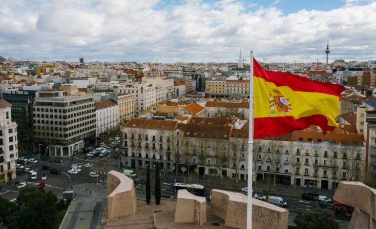 España lanza becas de hasta 8.100 euros para estudiar en universidades del país