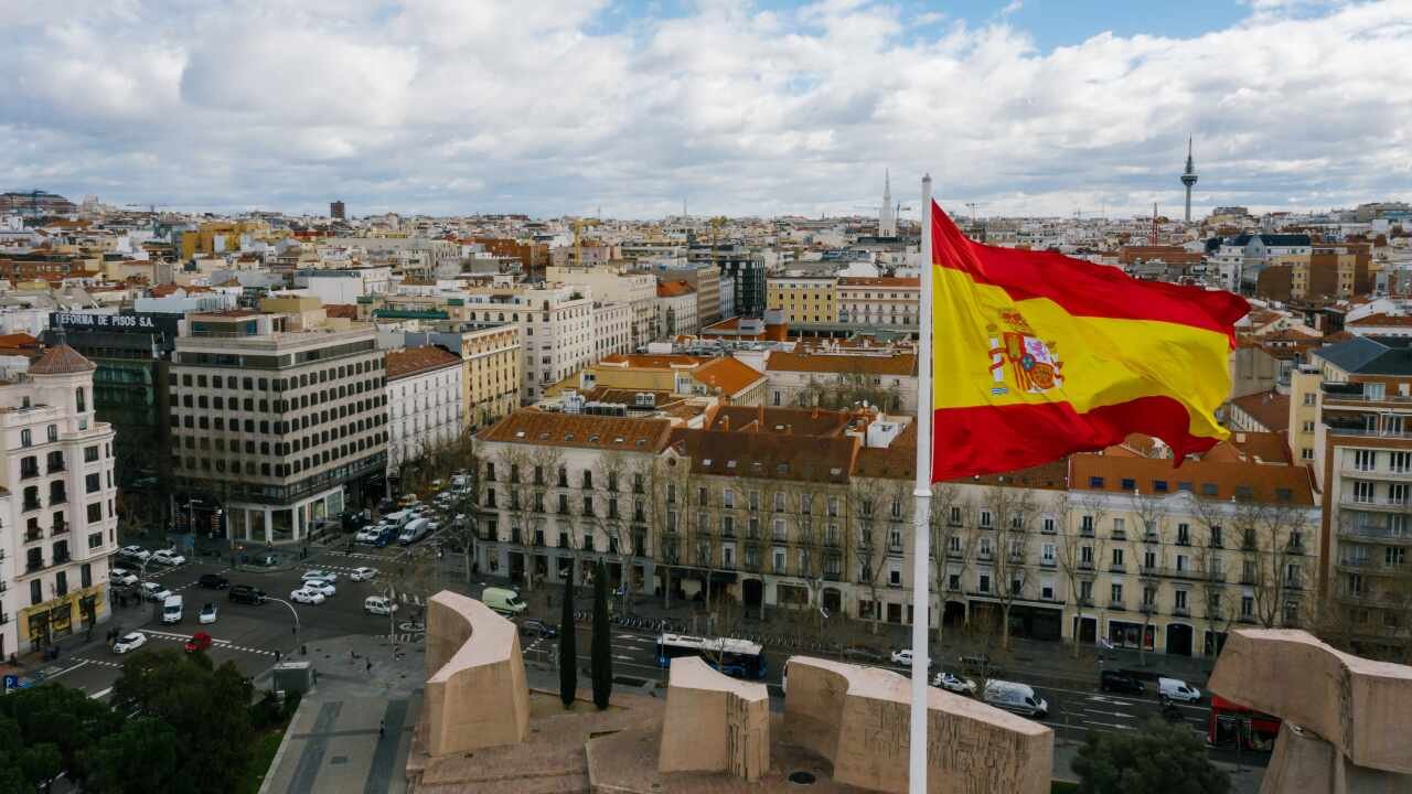 España lanza becas de hasta 8.100 euros para estudiar en universidades del país