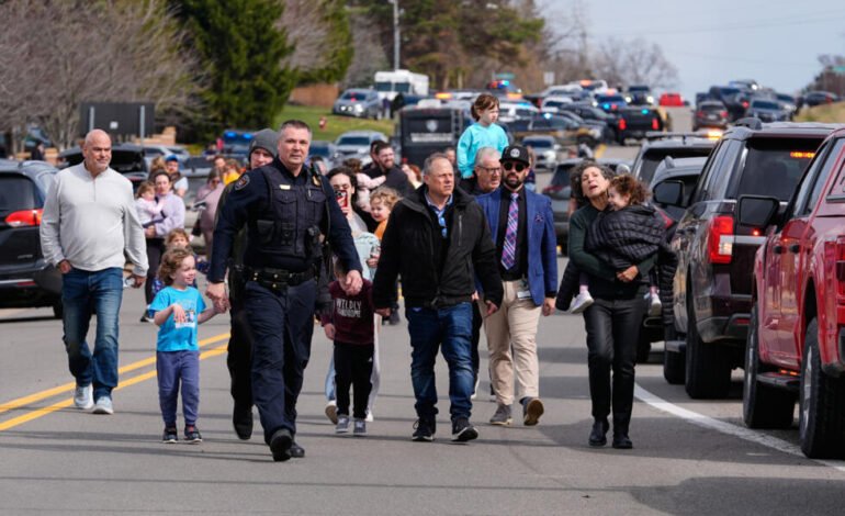 Estados Unidos: hombre muere en un tiroteo con la Policía tras impactar su auto contra una sinagoga