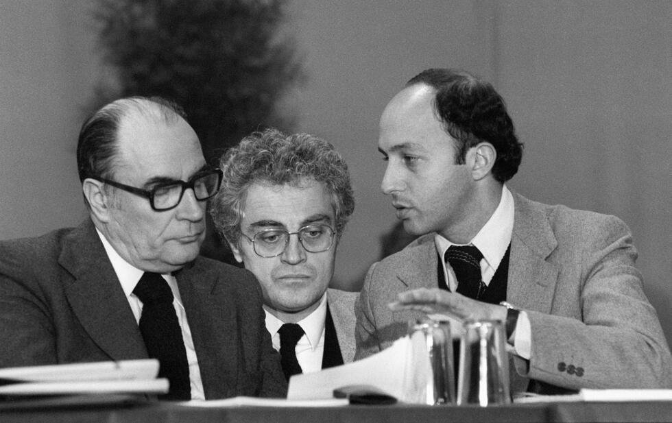 François Mitterrand, primer secretario del Partido Socialista, Lionel Jospin y Laurent Fabius, portavoz del PS, conversan el 12 de enero de 1980 en Alfortville durante la primera jornada de la Convención Socialista.