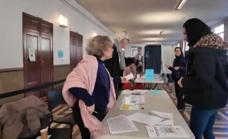 Francia vota a sus alcaldes en unas municipales con mirada en 2027