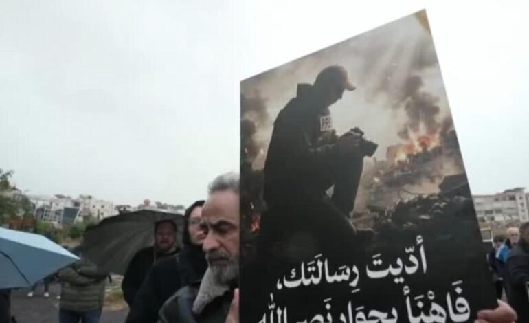 Funeral masivo en Beirut por asesinato de tres periodistas en ataque israelí