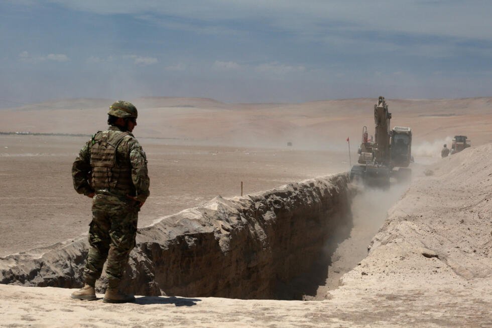 Un miembro del ejército chileno se encuentra junto a una zanja excavada con maquinaria pesada mientras el presidente chileno, José Antonio Kast, pone en marcha el plan 'Escudo Fronterizo en Arica, Chile, 16 de marzo de 2026.