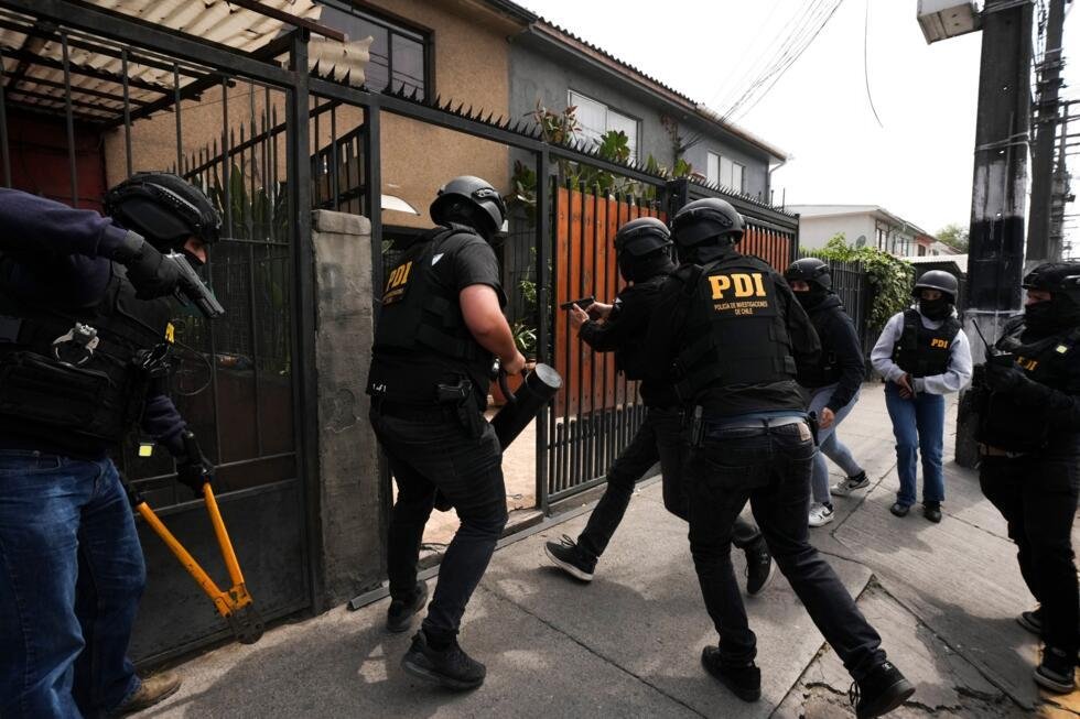 Agentes de la Policía de Investigación de Chile registran una vivienda en el marco de una operación contra el secuestro, en el marco de la lucha contra los secuestros con rescate perpetrados por grupos del crimen organizado, en Santiago de Chile, el miércoles 15 de octubre de 2025.