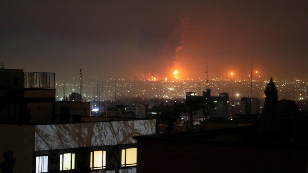 El humo se eleva después de una explosión, en medio del conflicto entre Estados Unidos e Israel con Irán, en Teherán , Irán, el 7 de marzo de 2026.