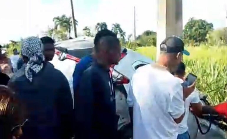 HIGUEY: Tres jóvenes muertos al chocar carro contra poste de luz