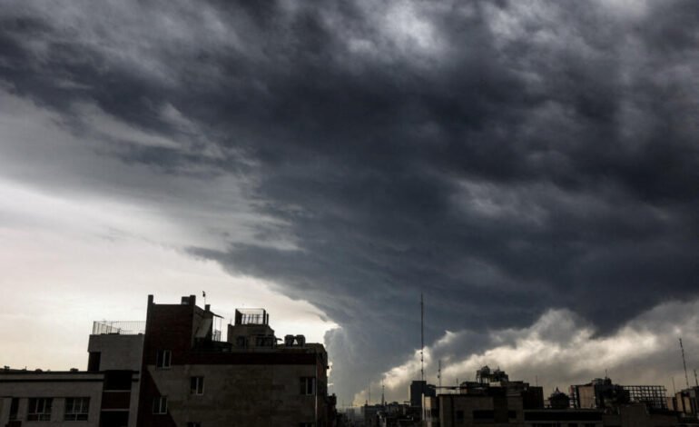 Humo negro sumió a Teherán en la oscuridad tras los ataques israelíes contra depósitos de petróleo