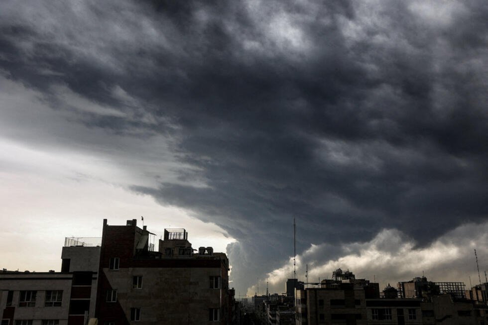 De la fumée continue de s'élever après une frappe signalée sur des réservoirs de carburant dans une raffinerie de pétrole, dans le contexte du conflit entre les États-Unis, Israël et l'Iran, à Téhéran