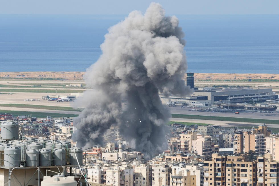 El humo se eleva después de un ataque israelí en los suburbios del sur de Beirut con el Aeropuerto Internacional Beirut-Rafic Hariri al fondo, tras una escalada entre Hezbolá e Israel en medio del conflicto entre Estados Unidos e Israel con Irán, Líbano, 4 de marzo de 2026.