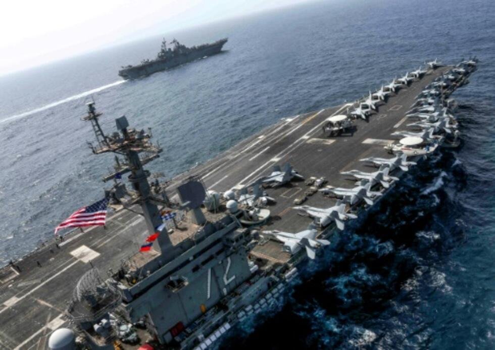 Archivo: esta fotografía, distribuida por la Armada de los Estados Unidos el 17 de mayo de 2019, muestra al portaaviones de la clase Nimitz USS Abraham Lincoln en primer plano mientras navega en el Mar Arábigo.