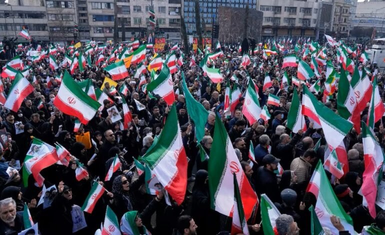 IRAN: Miles salen a las calles a respaldar nuevo líder supremo