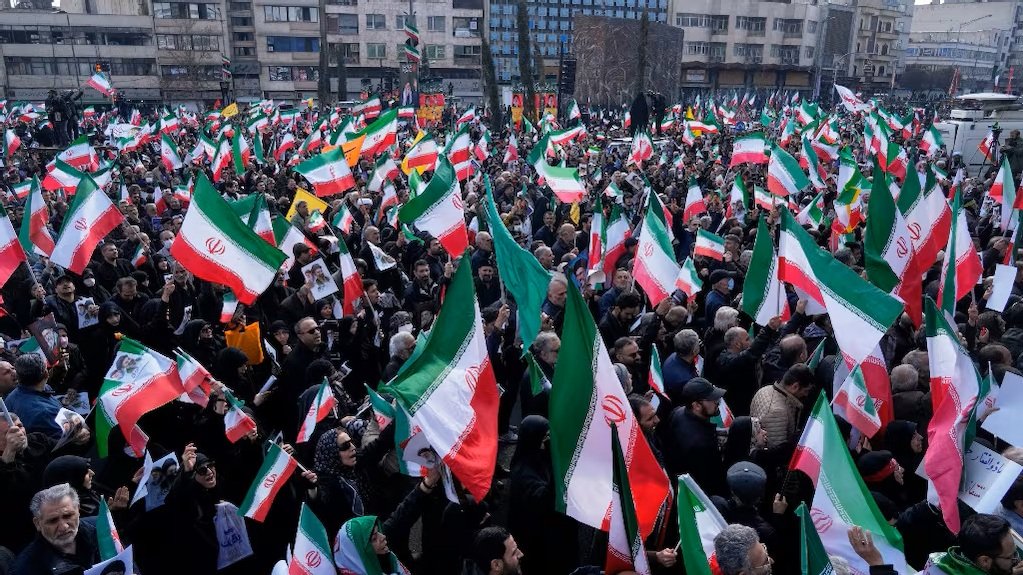 IRAN: Miles salen a las calles a respaldar nuevo líder supremo