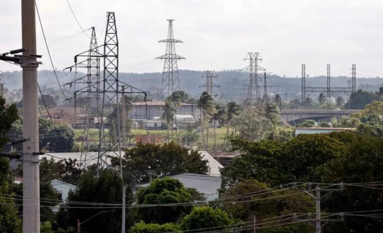 Isla de Cuba reconecta sistema eléctrico, pero apagones siguen