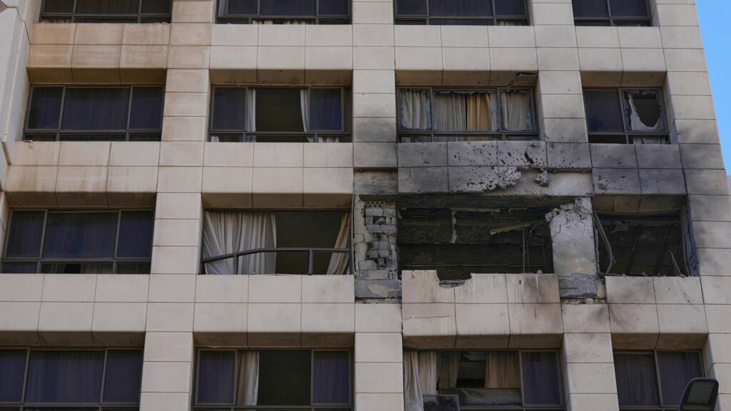 Vista de la habitación de un hotel de Beirut que fue impactada por fuego israelí dirigido a elementos de la Fuerza Quds iraní. 8 de marzo de 2026.